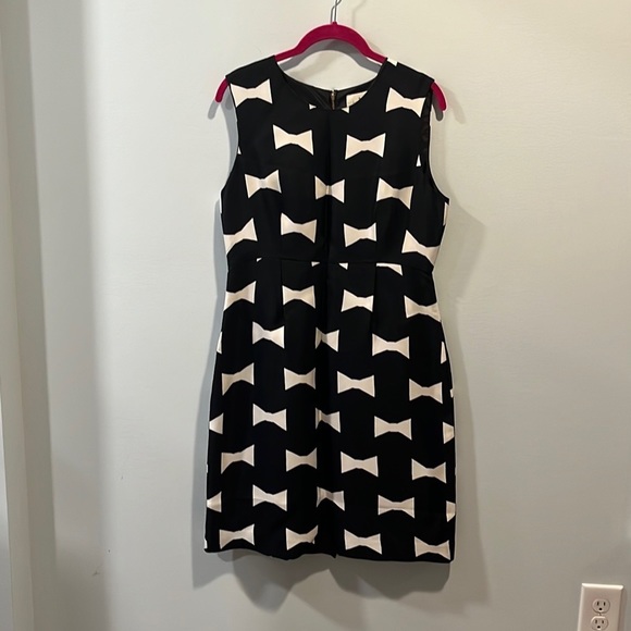 Kate Spade black and white "Cora" bow print shift dress 10 - Picture 2 of 4